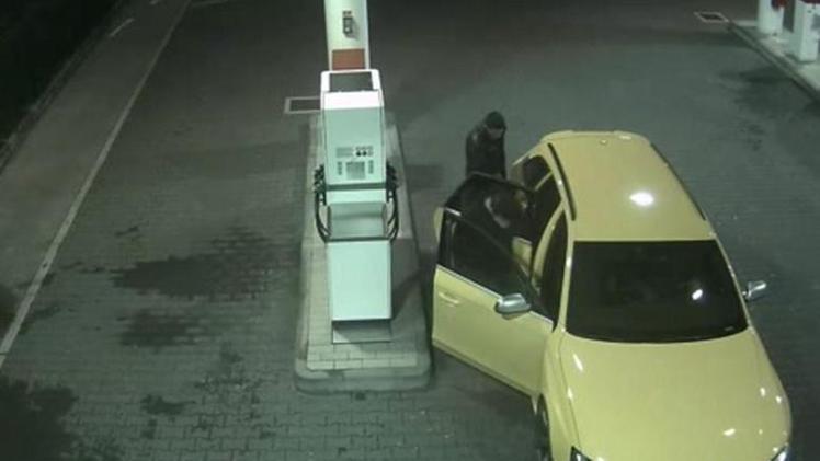 L’Audi gialla ripresa dalle videocamere di un distributore di benzina  a gennaio di quest’anno
