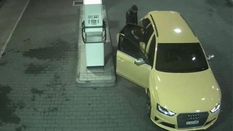 L’Audi gialla dei banditi immortalata in un distributore di benzina mentre fanno il pieno. La berlina venne poi data alle fiamme