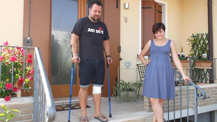 Emmanuele Marin, ferito dall’aggressione dello sconosciuto, con la moglie Marika Francescato davanti alla loro abitazione. [FOTOGRAFO]FOTO MAZZARETTO