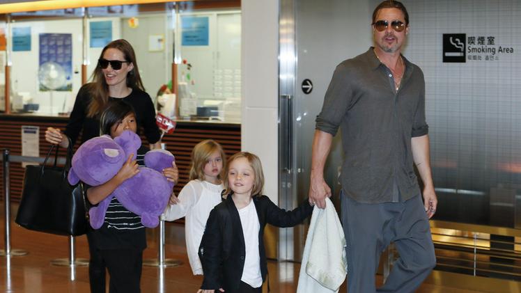 Brad Pitt con Angelina Jolie e tre dei loro figli