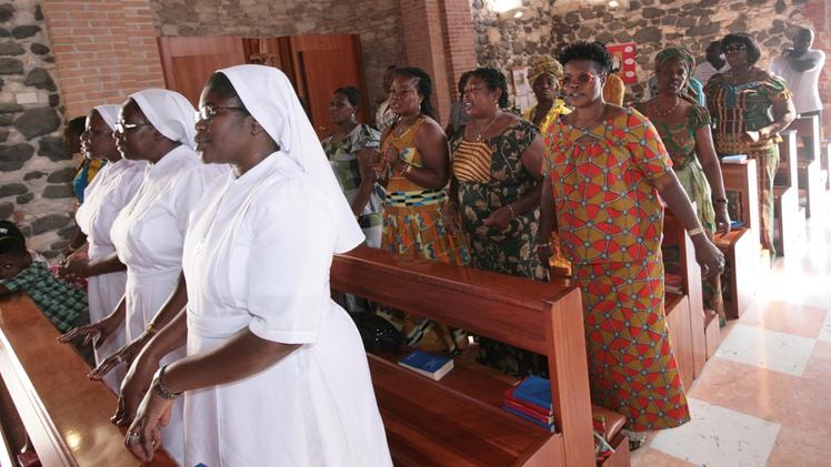 La messa della comunità ghanese in chiesa a Costo. COLORFOTO