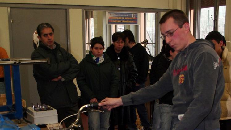 Alcuni studenti durante una lezione in un laboratorio di meccanica