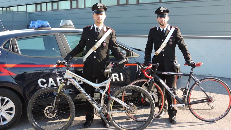 I carabinieri con le bici sequestrate