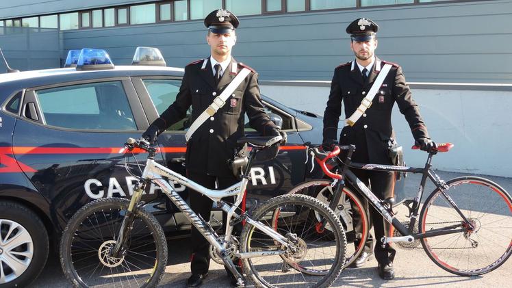Le due biciclette rubate, prontamente ritrovate dai carabinieri e restituite alla proprietaria. ARMENI