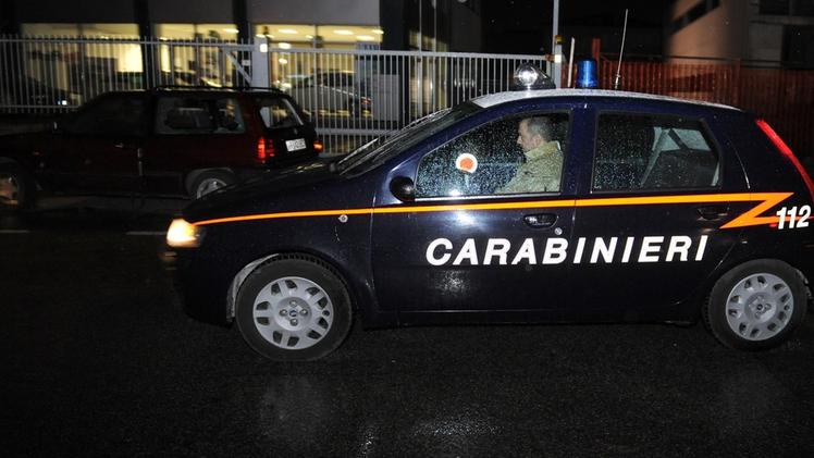 Una pattuglia dei carabinieri durante un servizio notturno di vigilanza contro i reati predatori