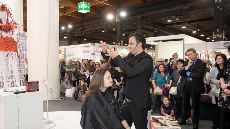 L’hair stylist Kikò Nalli durante la sua esibizione ad Abilmente in Fiera a Vicenza
