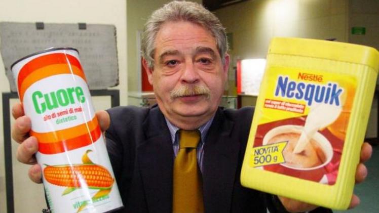 Il professor Salvatore Casillo, fondatore del Centro studi sul falso, mostra due prodotti contraffatti. Dura scoprire le differenze dall’originale