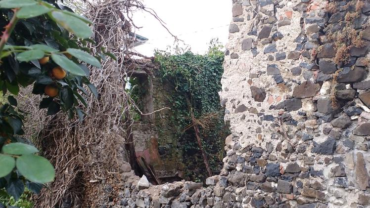 Il sindaco ha predisposto un’ordinanza  per l’edificio pericolante di via Poggio di Giano. FOTO L. NICOLIIl tetto caduto all’interno del rudere di Castello, vicino ad altre case