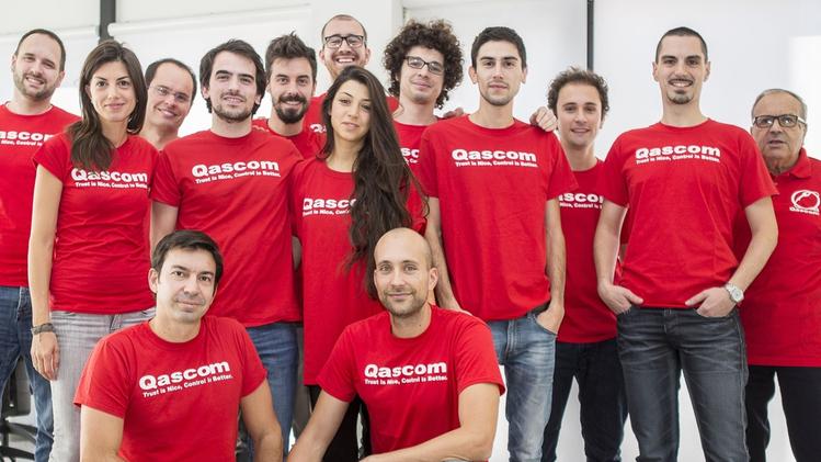 Oscar e Alessandro Pozzobon (in primo piano, accosciati) con parte dello staff della Qascom