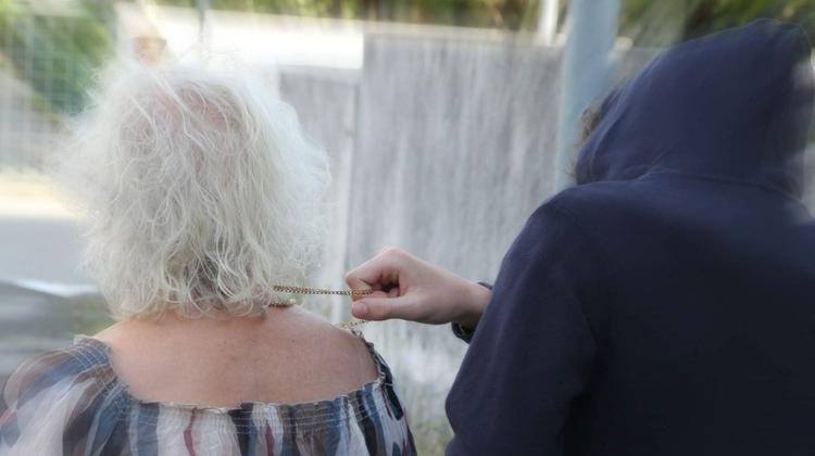 Un malvivente strappa la collana a un’anziana