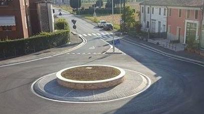 La nuova rotatoria realizzata davanti al municipio. ARMENI