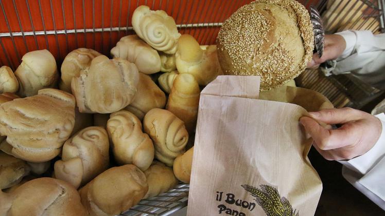 Un’immagine che oggi appare quasi nostalgica: le pagnotte di pane al panificio. FOTO STUDIOSTELLA