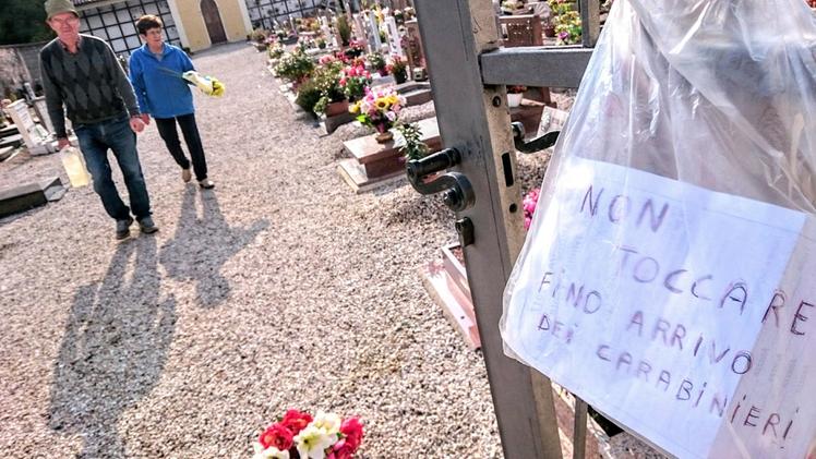 Un cartello al cimitero di Piane avvisa di non toccare nulla prima dei rilievi dei carabinieri. [FOTOGRAFO]CUCOVAZ