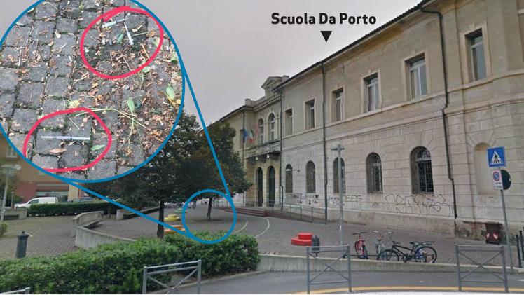 Le siringhe davanti alla scuola Da Porto a San Marco