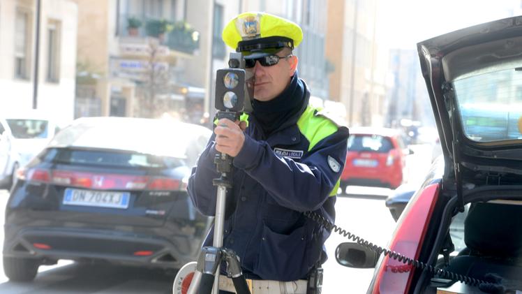 Un controllo della velocità degli agenti di polizia locale