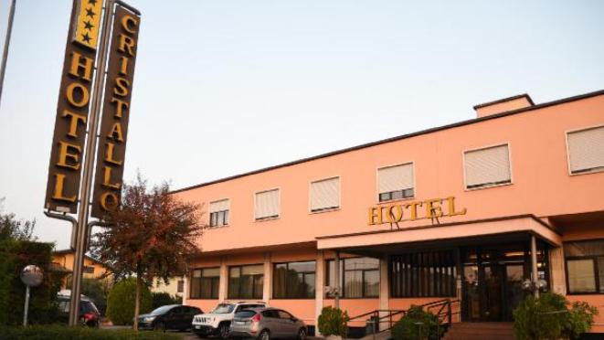 L’hotel Cristallo, 4 stelle, sequestrato dal prefetto di Verona per ospitarvi i richiedenti asilo. Situazioni analoghe sono diffuse in tutta Italia