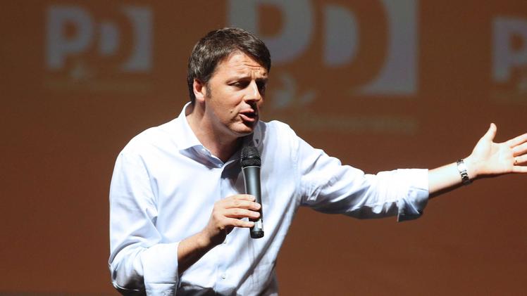 Matteo Renzi nel corso dell'intervento al teatro comunale a maggio 2015
