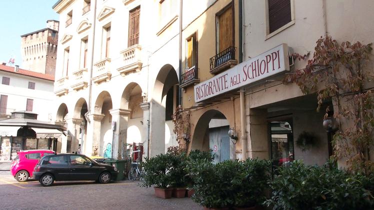 Il ristorante “Agli Schioppi” in contra’ Piazza del Castello era attivo dal 1864. FOTOSERVIZIO COLORFOTO