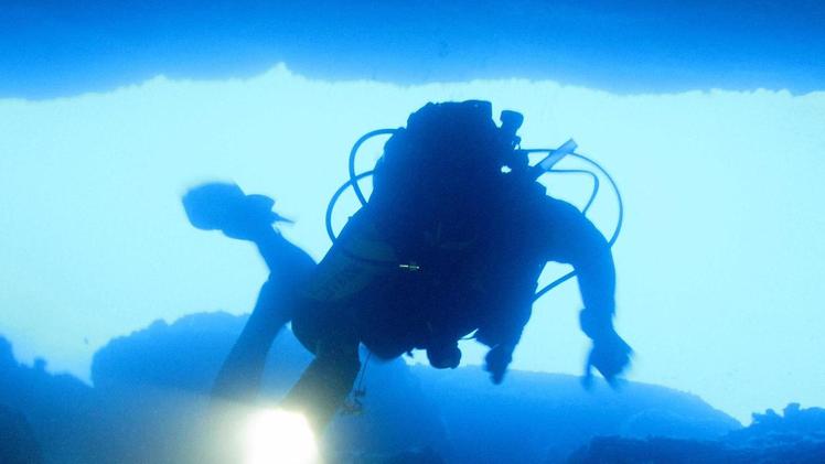Un subacqueo durante un’immersione. IMMAGINE D’ARCHIVIO