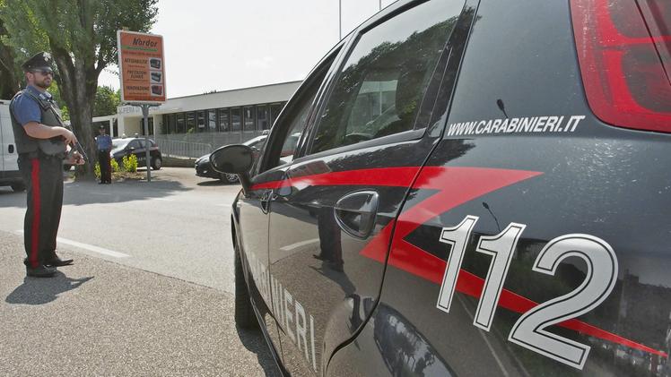 Le indagini dei carabinieri hanno permesso di fare luce sui vandalismi ai danni di una scuola. ARCHIVIOUna finestra di una scuola divelta durante un’irruzione. FOTO ARCHIVIO