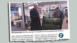 Lele Mora fotografato sul “Corriere della Sera” mentre ritira le giacenze di frutta da destinare poi ai poveri di Milano