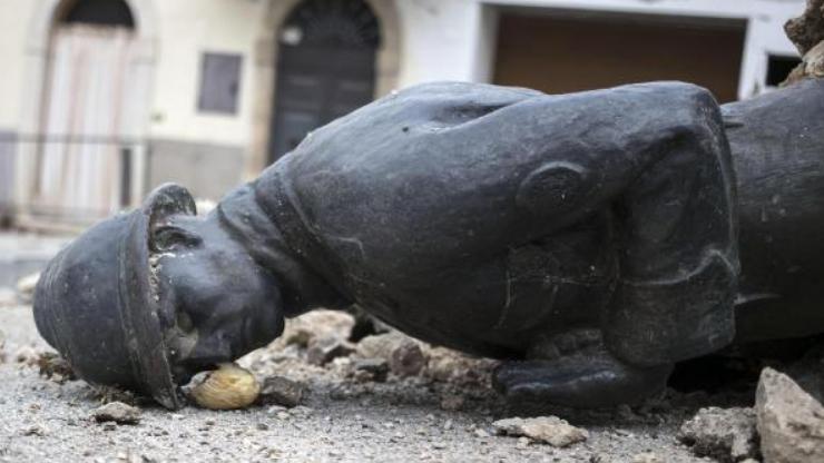 Il monumento al milite ignoto a San Pellegrino di Norcia, crollato nell’ultimo terremoto che ha colpito l’Italia centrale