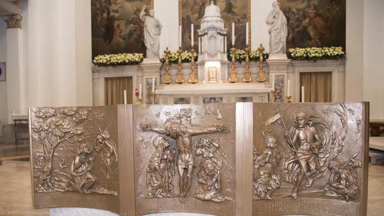 Il nuovo altare in bronzo e marmo posto nel presbiterio del duomo di Ognissanti. FOTO A. MASSIGNAN