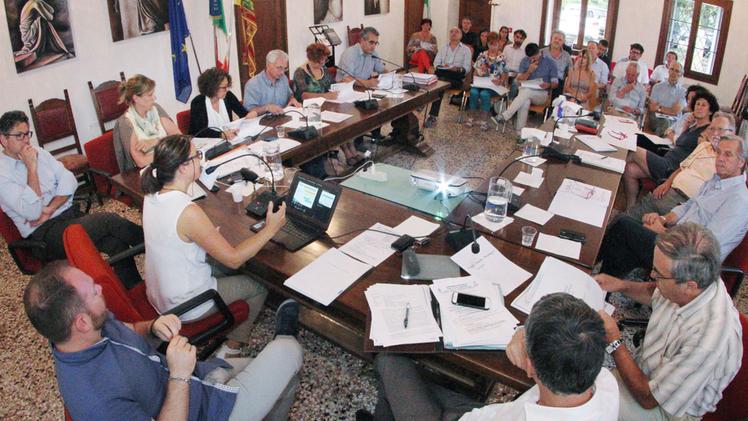 L’incontro dei sindaci dell’Ulss 4, nell’agosto 2015 a Sarcedo, sul piano di gestione dei profughi. ARCHIVIO