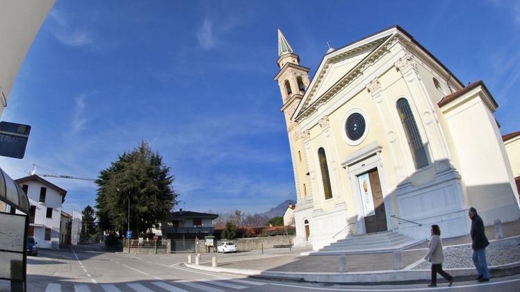 La chiesa di Giavenale con la piazza dov’era in sosta l’auto depredata. [FOTOGRAFO]FOTO DONOVAN CISCATO