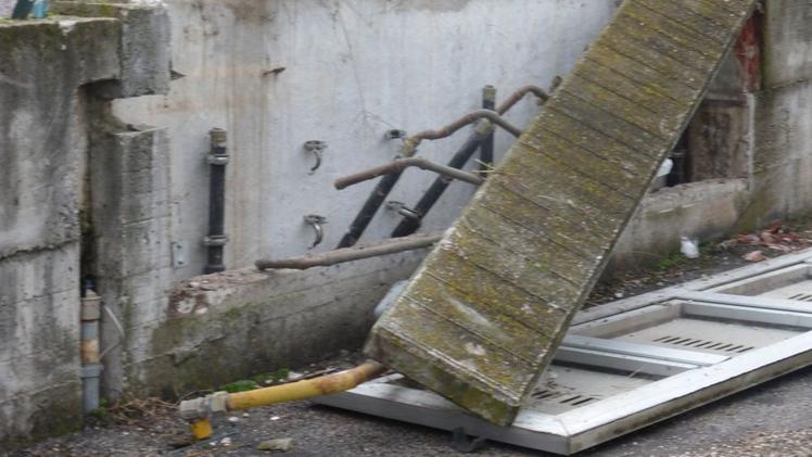 Le operazioni di recupero della Mercedes finita contro il muro. A.C.Il muro distrutto delle centraline del gas dopo l’incidente causato dall’auto di una donna di 38 anni. A.C.