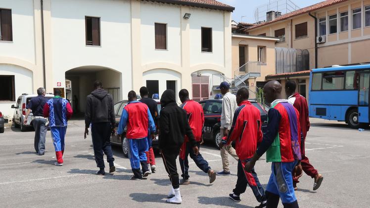 Un gruppo di richiedenti asilo appena arrivato alla caserma Sasso in contrà Santa Maria Nova. ARCHIVIO