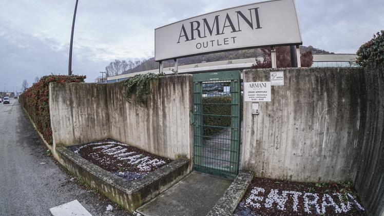 L’ingresso dell’edificio che ospita lo spaccio Armani nell’area della periferia produttiva di Trissino
