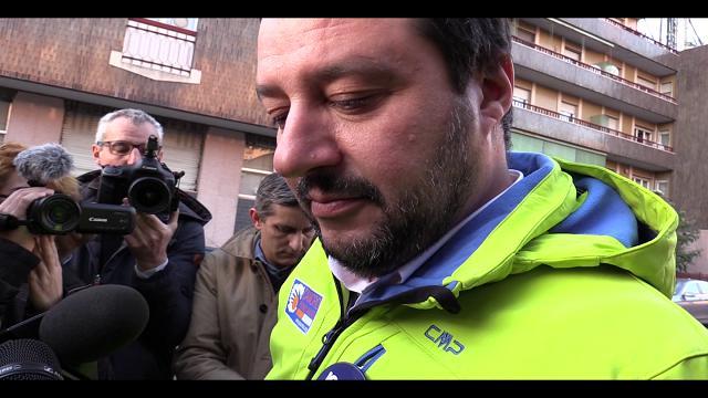 Stamattina, in piazza Montecitorio, un bambino ha stretto la mano a Matteo Salvini e gli ha detto: "Non vogliamo extracomunitari in Italia". Il segretario della Lega Nord gli ha fatto i complimenti: "Sei il numero uno". A Milano gli abbiamo mostrato il breve dialogo, nella speranza che il leader del Carroccio tentasse di correggere il tiro. Ma così non è stato, anzi. "Vede, i bambini sono la bocca della verità. Lo capiscono pure loro che ci sono troppi extracomunitari" video di Alberto Marzocchi