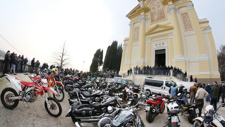 Decine di amici bikers al funerale di Mirco Ronzani