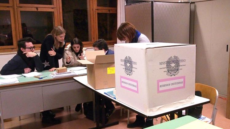 Ieri alle 16 è iniziato l’allestimento dei seggi  in vista del voto per il referendum di oggi, con urne aperte dalle 7 alle 23. COLORFOTO