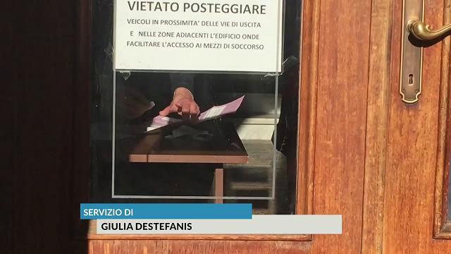 Anche a Genova, nella sezione 617 di Sant'Ilario dove vota il leader del Movimento 5 Stelle Beppe Grillo, scoppia il caso delle matite cancellabili. Dopo la contestazione di un elettore la stessa presidente di seggio fa una prova con matita e gomma su una scheda alla presenza della polizia(video di Giulia Destefanis)