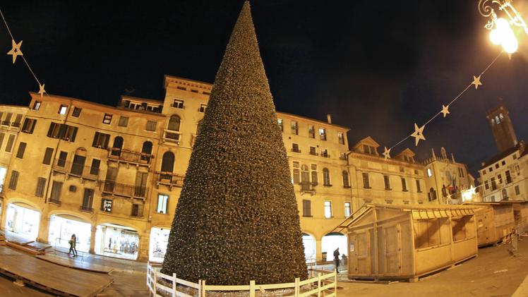 L’albero di Natale sintetico allestito in piazza