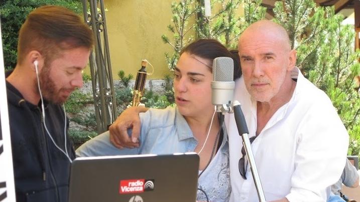 Roberto Bonaldi durante una diretta con Diego Dalla PalmaIl capitano John Bradley in studio