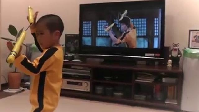Il bimbo imita Bruce Lee: usa il nunchaku come lui