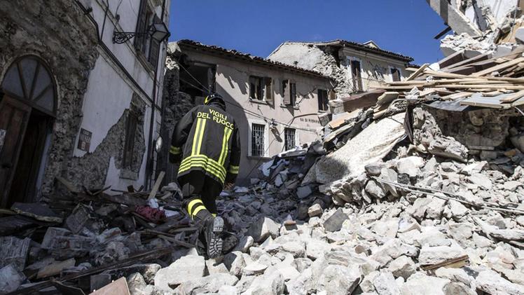 Vigili del fuoco al lavoro tra le macerie dopo il terremoto che ad agosto ha colpito il centro Italia
