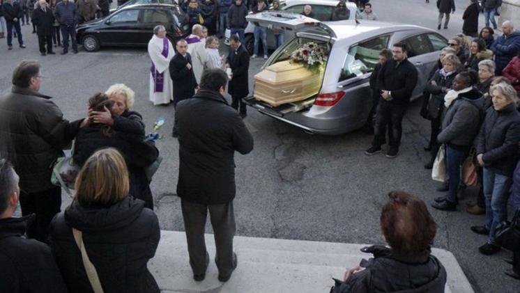 Grande commozione ai funerali di Giulia Rossi, 28 anni
