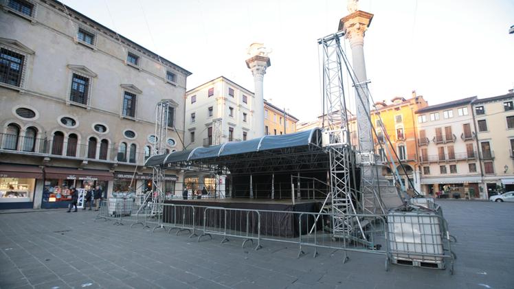 Il palco in piazza dei Signori per la festa che si terrà stasera