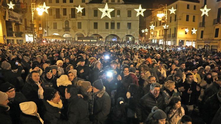 Piazza Libertà gremita durante la grande festa organizzata per accogliere il nuovo anno. FOTO CECCON