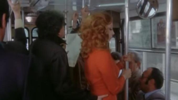 Mano morta sull’autobus ai danni di Mariangela Melato, protagonista del film “La Poliziotta” del 1974