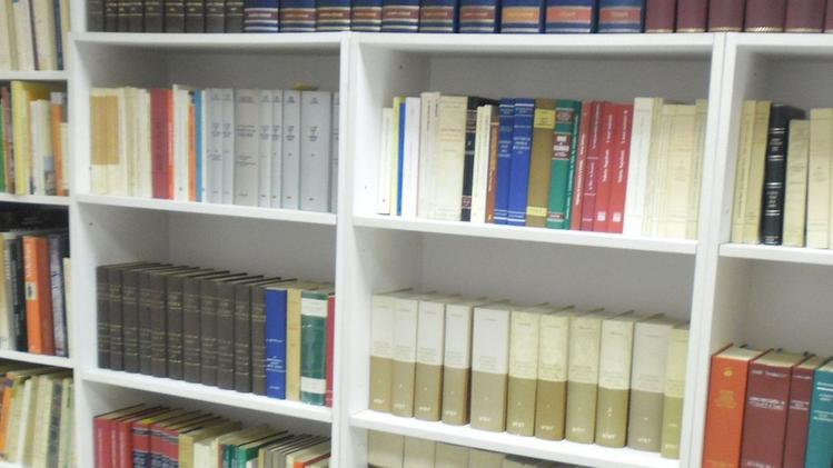 Parte dei volumi donati alla biblioteca dall’ex giudice Carreri. GUARDA
