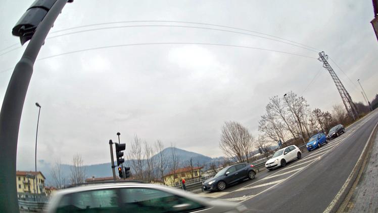 Il semaforo installato in Destra Agno, all’altezza di via De Gasperi, al centro della polemica. ZILLIKEN