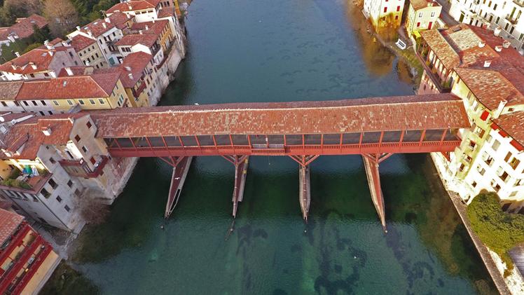 Una foto aerea del Ponte degli Alpini di Bassano