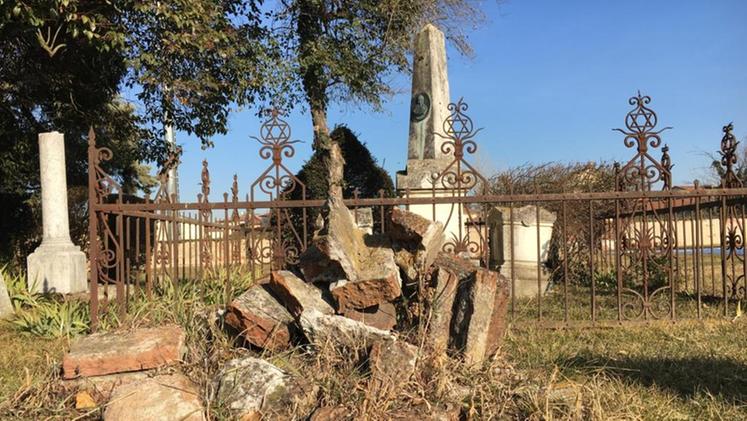 Una lapide a pezzi all'interno del cimitero acattolico