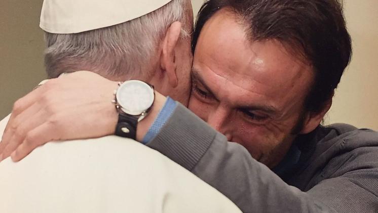 Don Marco Pozza abbraccia il Papa durante l’incontro in Vaticano