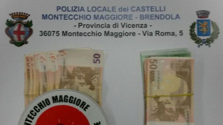 Parte del denaro ritrovato dalla polizia locale in via Peroni. A.F. 